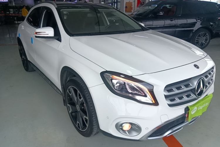 Used Mercedes-Benz GLA 2017 GLA 220 4MATIC Fashion Model Front Right 45 Deg
