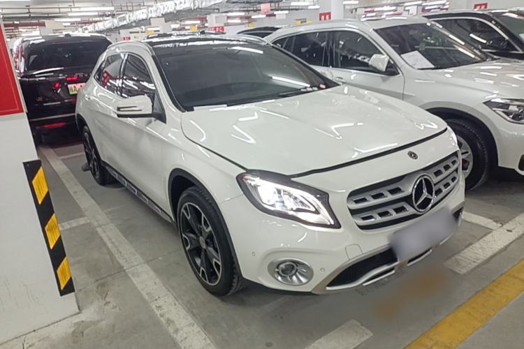 Used Mercedes-Benz GLA 2017 GLA 220 4MATIC Fashion Model Front Right 45 Deg
