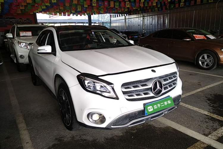 Used Mercedes-Benz GLA 2017 GLA 220 4MATIC Fashion Model Front Right 45 Deg