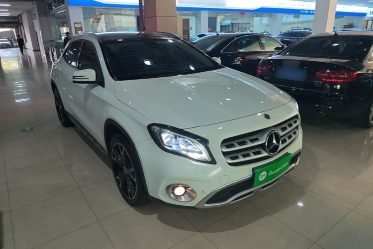 Used Mercedes-Benz GLA 2017 GLA 220 4MATIC Fashion Model Front Right 45 Deg