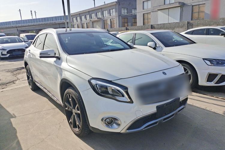 Used Mercedes-Benz GLA 2017 GLA 220 4MATIC Fashion Model Front Right 45 Deg
