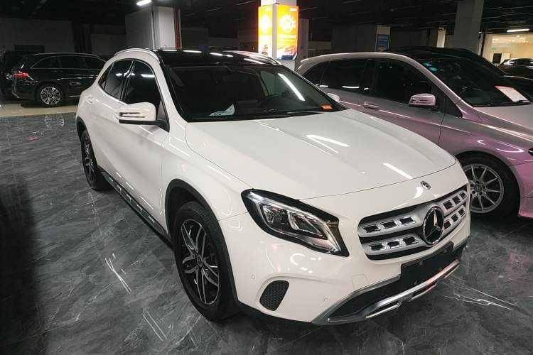 Used Mercedes-Benz GLA 2017 GLA 200 Fashion Model Front Right 45 Deg