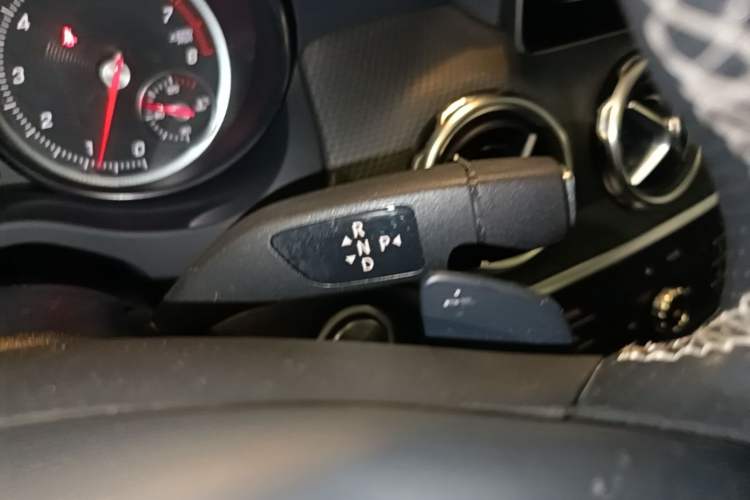 Used Mercedes-Benz GLA 2017 GLA 220 4MATIC Fashion Model Gear Lever