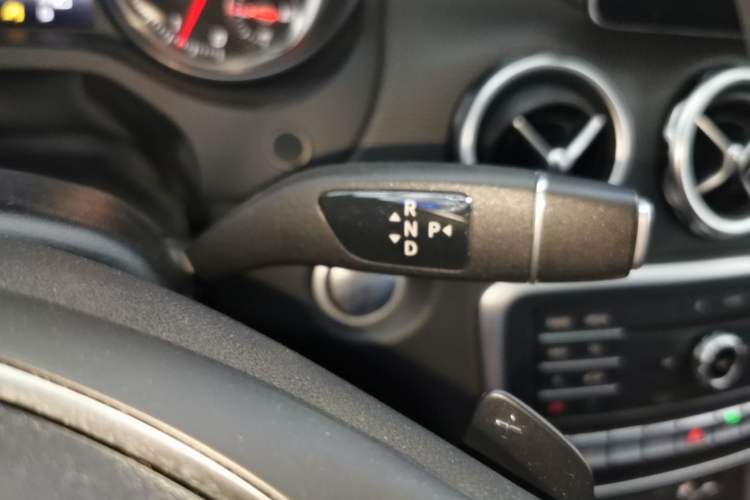 Used Mercedes-Benz GLA 2017 GLA 220 4MATIC Fashion Model Gear Lever