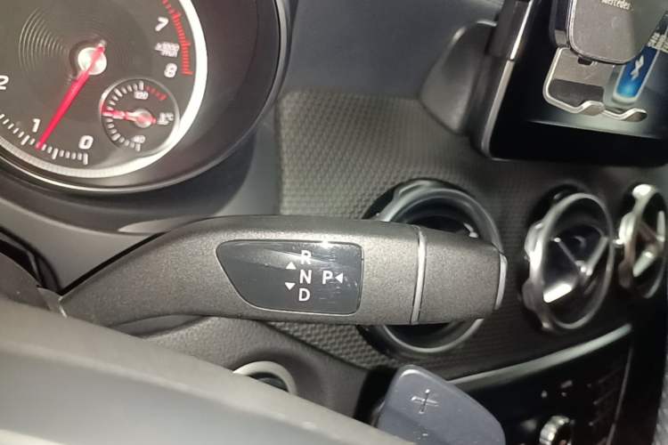 Used Mercedes-Benz GLA 2017 GLA 220 4MATIC Fashion Model Gear Lever
