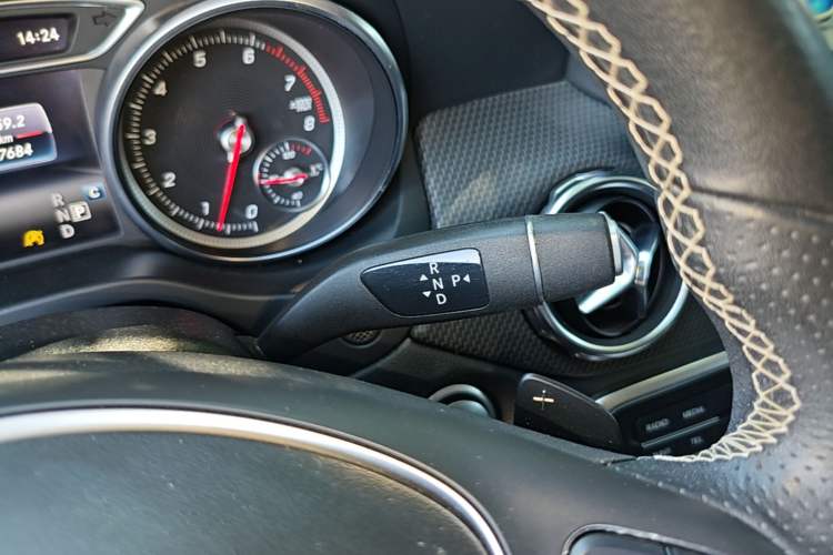 Used Mercedes-Benz GLA 2017 GLA 220 4MATIC Fashion Model Gear Lever