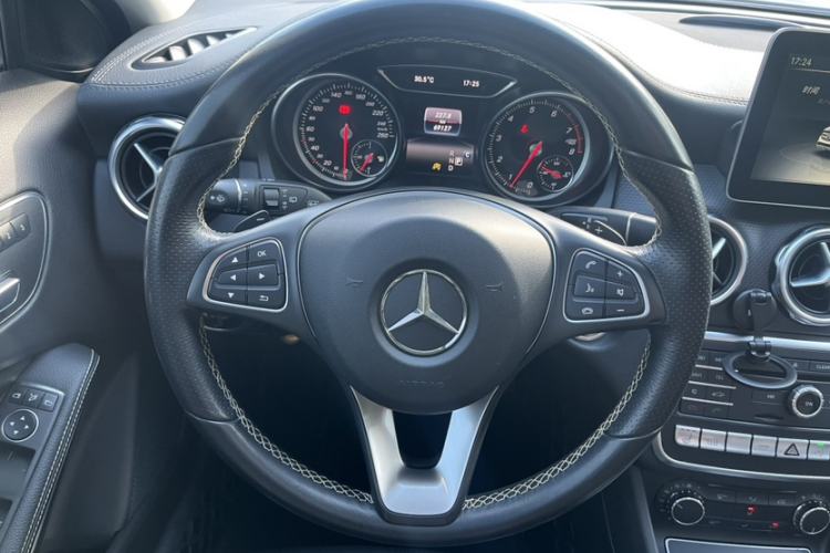 Used Mercedes-Benz GLA 2017 GLA 220 4MATIC Fashion Model Interior 2