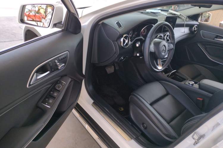 Used Mercedes-Benz GLA 2017 GLA 200 Sport Edition Interior 2