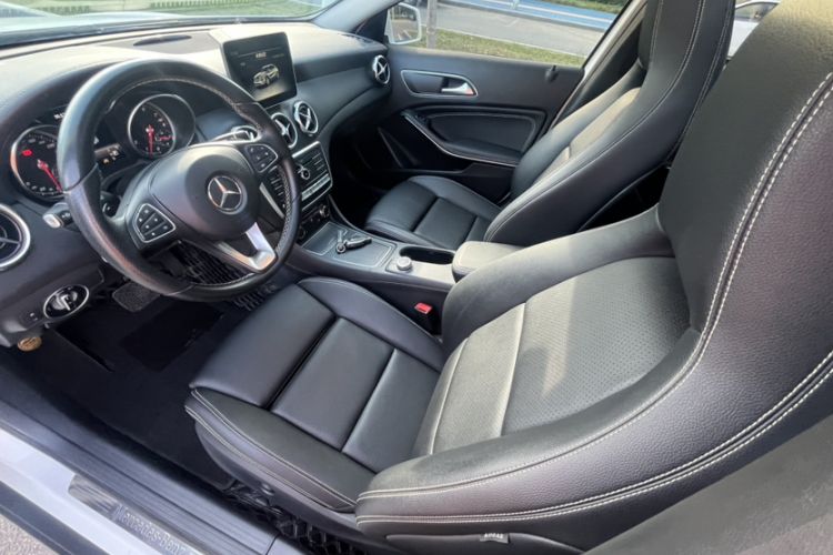 Used Mercedes-Benz GLA 2017 GLA 220 4MATIC Fashion Model Interior 6