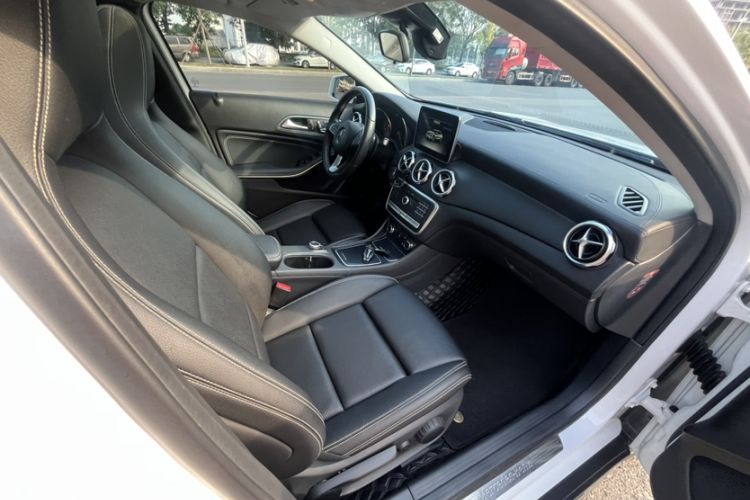Used Mercedes-Benz GLA 2017 GLA 220 4MATIC Fashion Model Interior 9