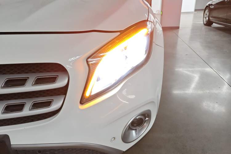 Used Mercedes-Benz GLA 2017 GLA 220 4MATIC Fashion Model Left Front Headlight