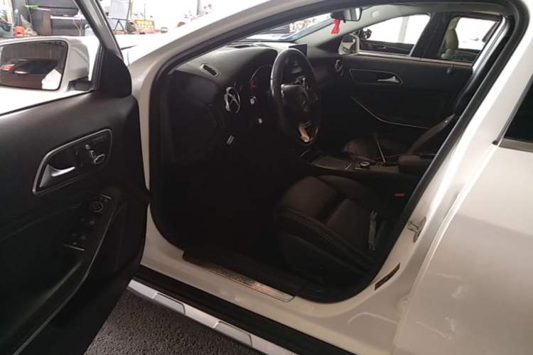 Used Mercedes-Benz GLA 2017 GLA 220 4MATIC Fashion Model Left Front Seat