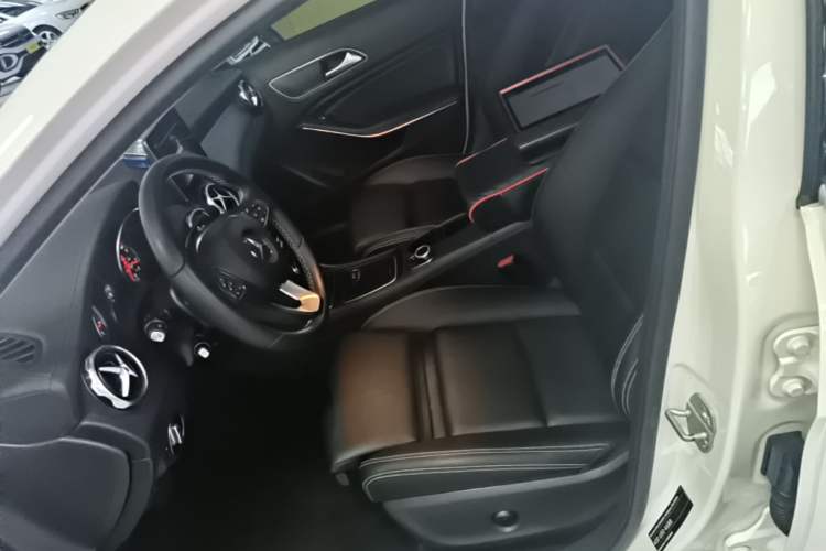 Used Mercedes-Benz GLA 2017 GLA 220 4MATIC Fashion Model Left Front Seat