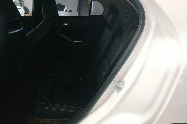 Used Mercedes-Benz GLA 2017 GLA 220 4MATIC Fashion Model Left Rear Seat