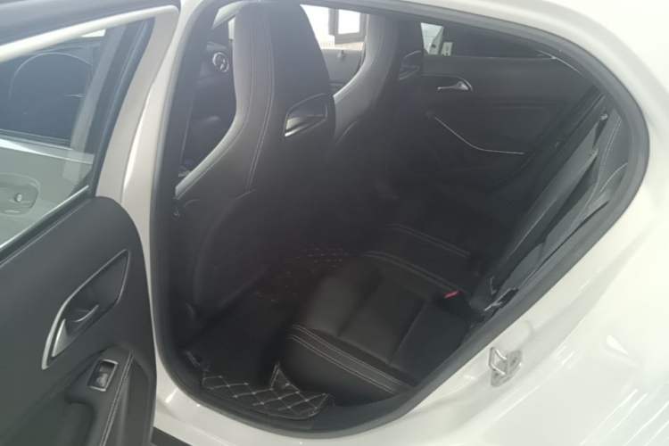 Used Mercedes-Benz GLA 2017 GLA 220 4MATIC Fashion Model Left Rear Seat