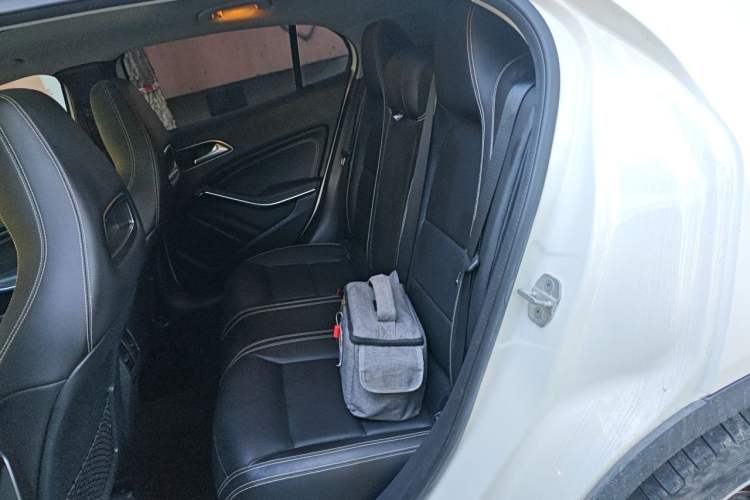 Used Mercedes-Benz GLA 2017 GLA 220 4MATIC Fashion Model Left Rear Seat