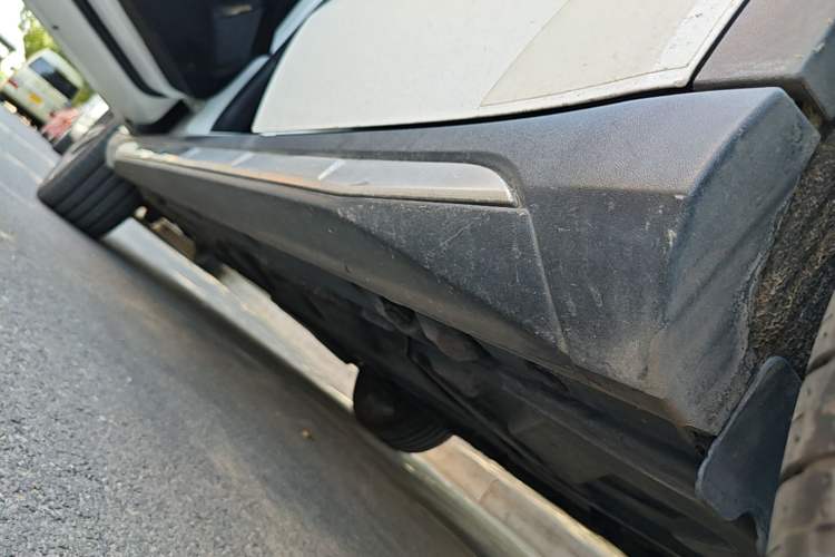 Used Mercedes-Benz GLA 2017 GLA 220 4MATIC Fashion Model Left Side Sill