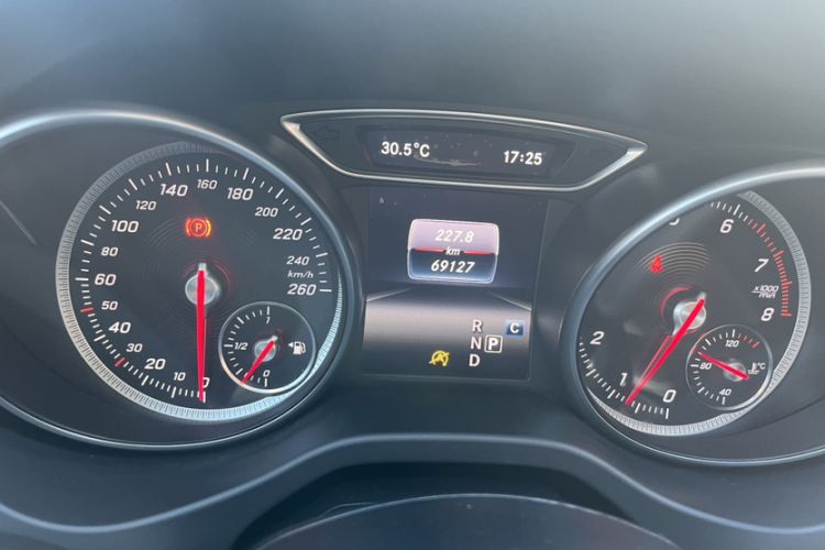 Used Mercedes-Benz GLA 2017 GLA 220 4MATIC Fashion Model Odometer Close Up