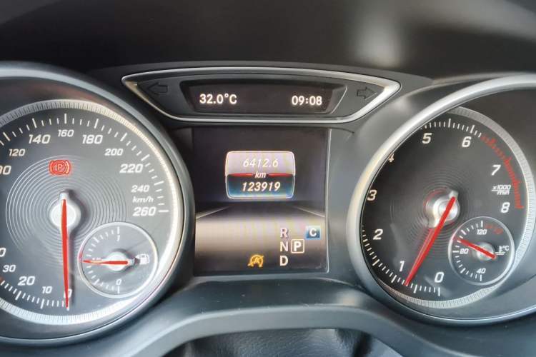 Used Mercedes-Benz GLA 2017 GLA 200 Fashion Model Odometer Close Up