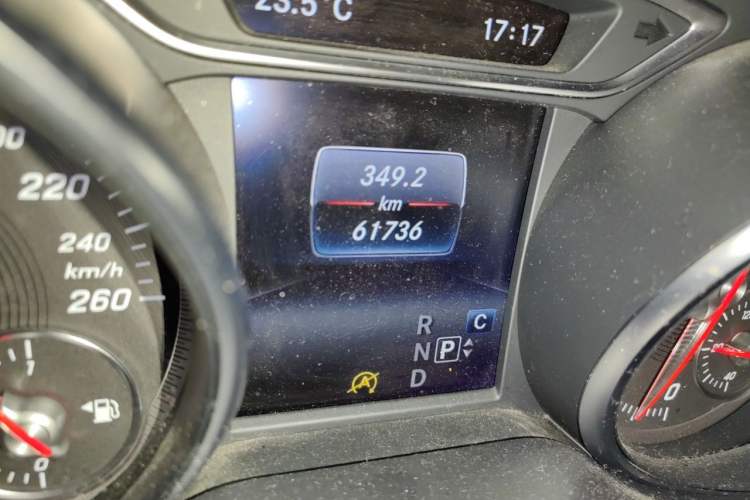 Used Mercedes-Benz GLA 2017 GLA 220 4MATIC Fashion Model Odometer Close Up