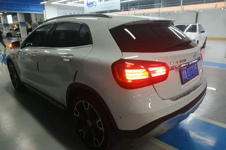 Used Mercedes-Benz GLA 2017 GLA 220 4MATIC Fashion Model Rear Left 45 Deg