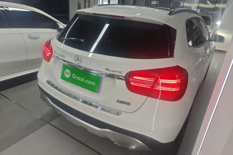 Used Mercedes-Benz GLA 2017 GLA 220 4MATIC Fashion Model Rear Right 45 Deg