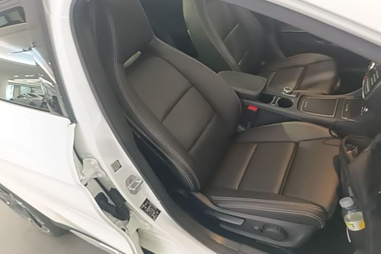 Used Mercedes-Benz GLA 2017 GLA 220 4MATIC Fashion Model Right Front Seat