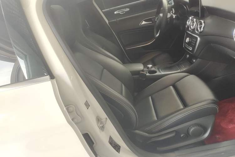 Used Mercedes-Benz GLA 2017 GLA 200 Sport Edition Right Front Seat