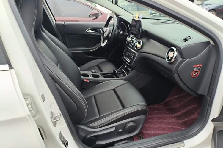 Used Mercedes-Benz GLA 2017 GLA 200 Sport Edition Right Front Seat