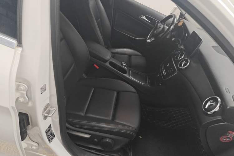 Used Mercedes-Benz GLA 2017 GLA 200 Sport Edition Right Front Seat