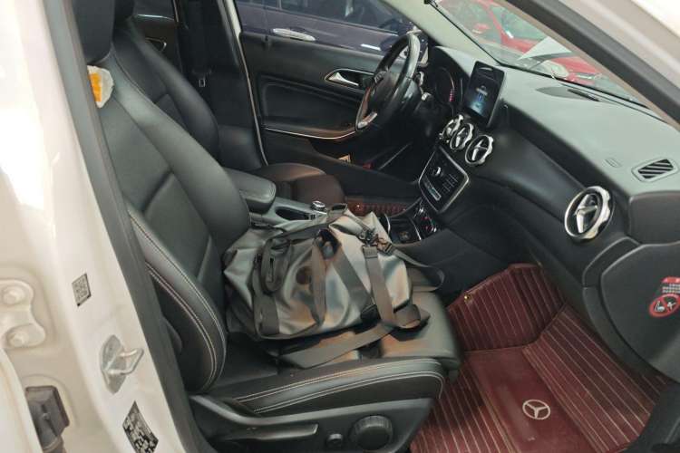 Used Mercedes-Benz GLA 2017 GLA 200 Sport Edition Right Front Seat