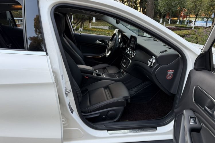 Used Mercedes-Benz GLA 2017 GLA 200 Sport Edition Right Front Seat