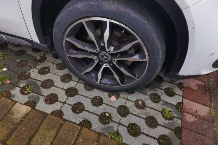 Used Mercedes-Benz GLA 2017 GLA 220 4MATIC Luxury Model Right Front Wheel Hub