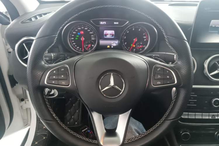 Used Mercedes-Benz GLA 2017 GLA 220 4MATIC Fashion Model Steering Wheel