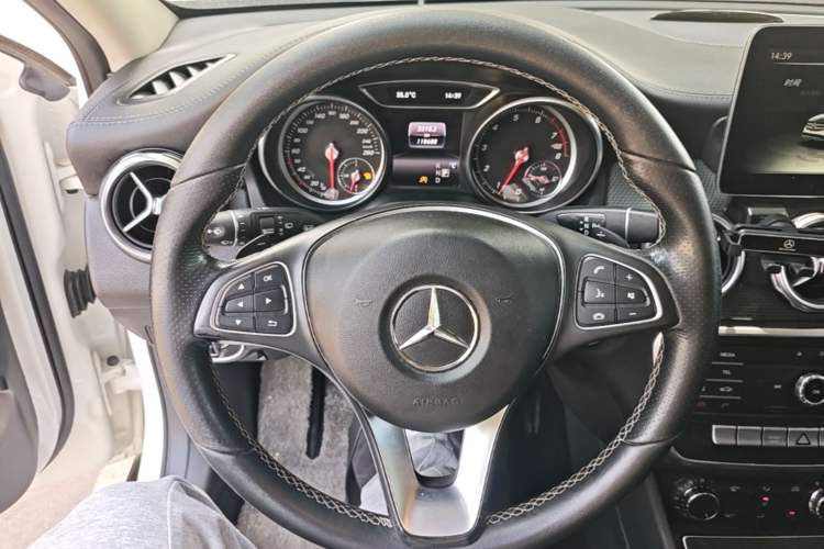 Used Mercedes-Benz GLA 2017 GLA 200 Fashion Model Steering Wheel
