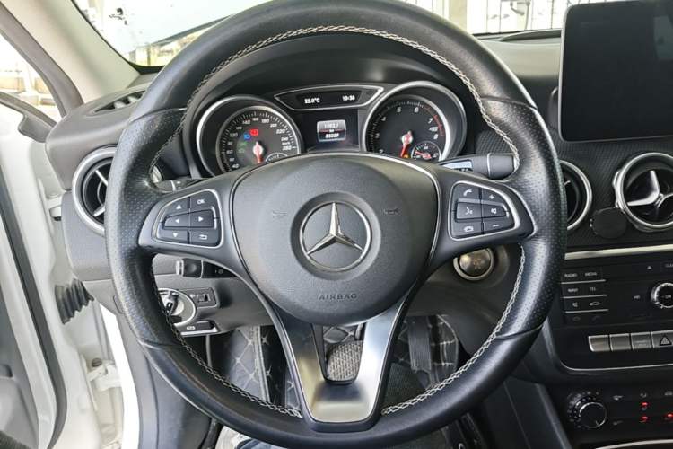 Used Mercedes-Benz GLA 2017 GLA 200 Sport Edition Steering Wheel
