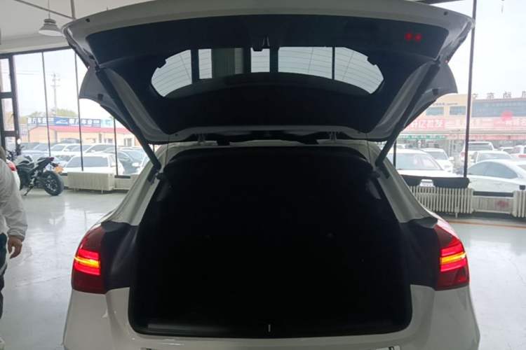 Used Mercedes-Benz GLA 2017 GLA 220 4MATIC Fashion Model Trunk