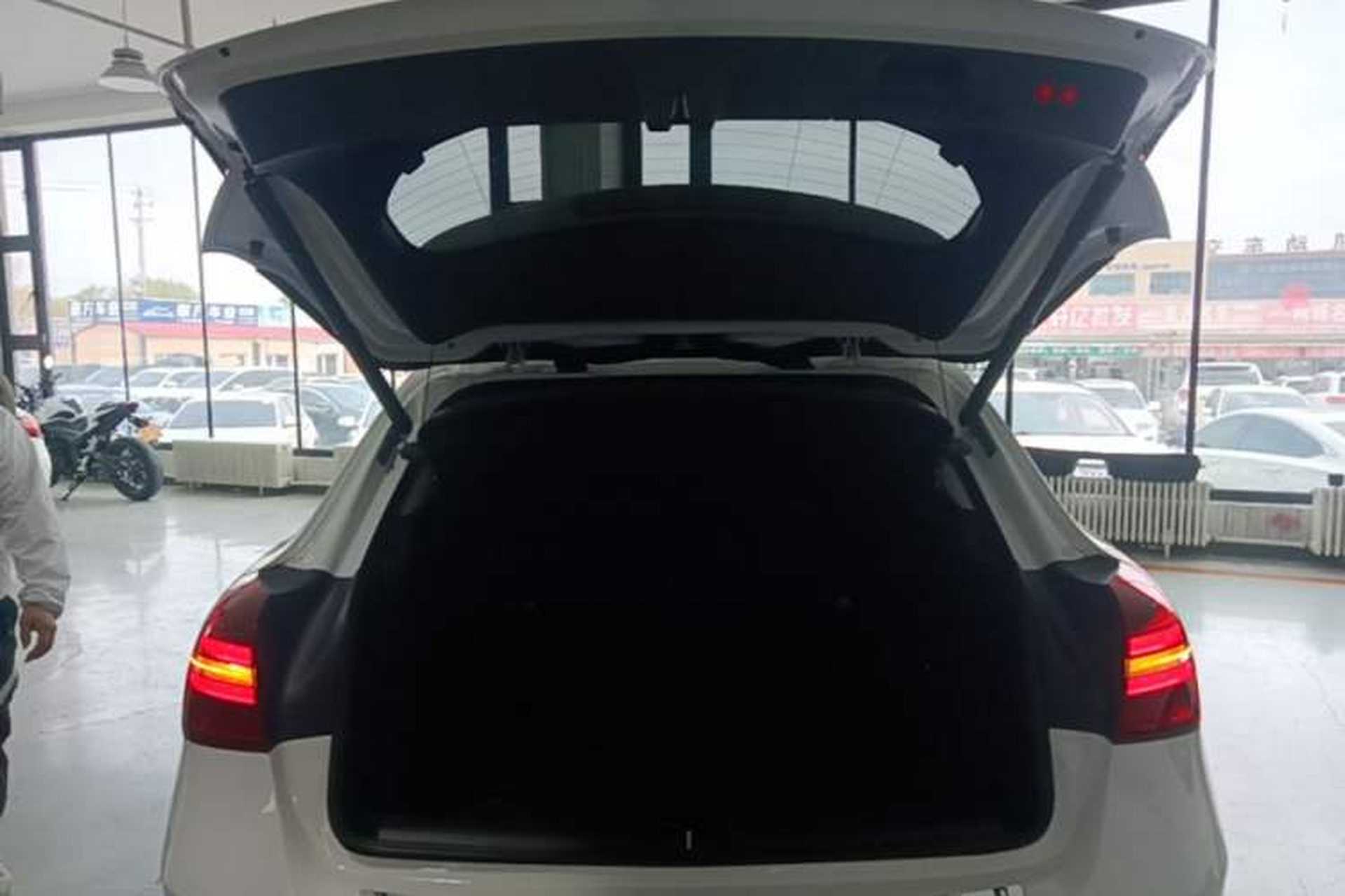 Used Mercedes-Benz GLA 2017 GLA 220 4MATIC Fashion Model Trunk