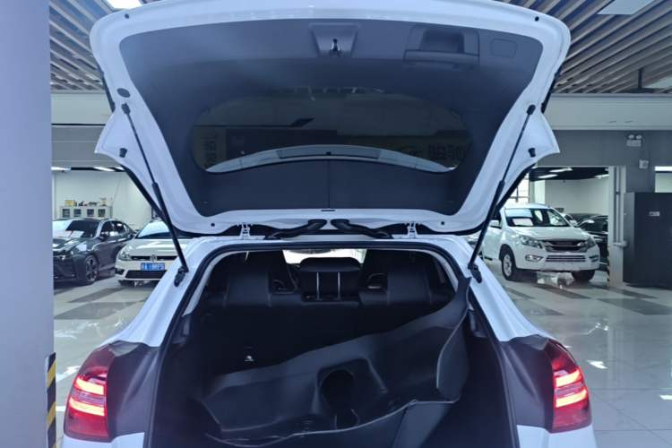Used Mercedes-Benz GLA 2017 GLA 220 4MATIC Fashion Model Trunk
