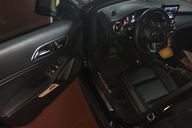 Used Mercedes-Benz GLA 2018 GLA 220 4MATIC Sport Edition Driver Seat