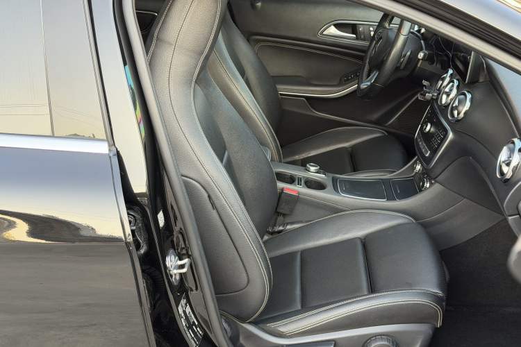 Used Mercedes-Benz GLA 2018 GLA 200 Sport Edition Right Front Seat