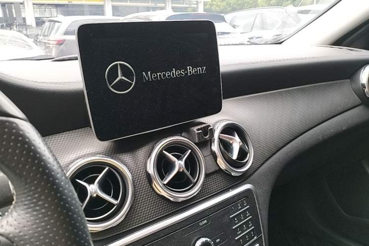 Used Mercedes-Benz GLA 2018 GLA 220 4MATIC Sport Edition Audio And AC Panel