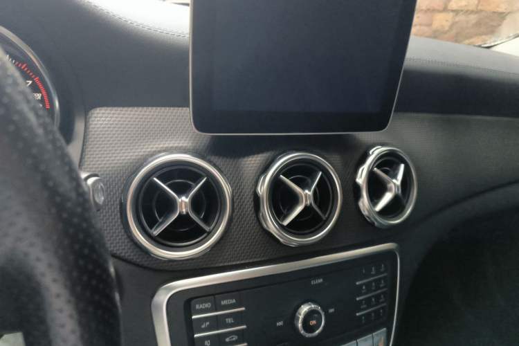 Used Mercedes-Benz GLA 2018 GLA 220 4MATIC Sport Edition Audio And AC Panel