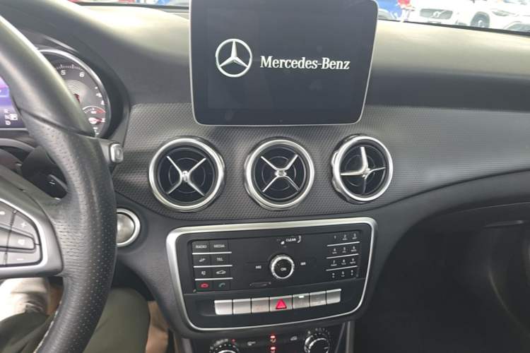 Used Mercedes-Benz GLA 2018 GLA 200 Sport Edition Audio And AC Panel