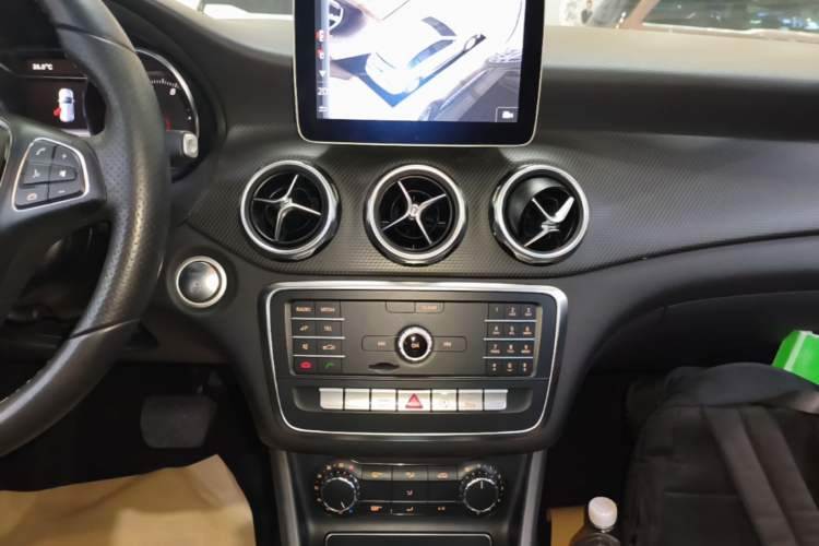 Used Mercedes-Benz GLA 2018 GLA 200 Sport Edition Audio And AC Panel