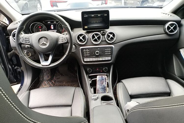 Used Mercedes-Benz GLA 2018 GLA 220 4MATIC Sport Edition Center Console