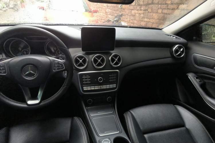 Used Mercedes-Benz GLA 2018 GLA 220 4MATIC Sport Edition Center Console
