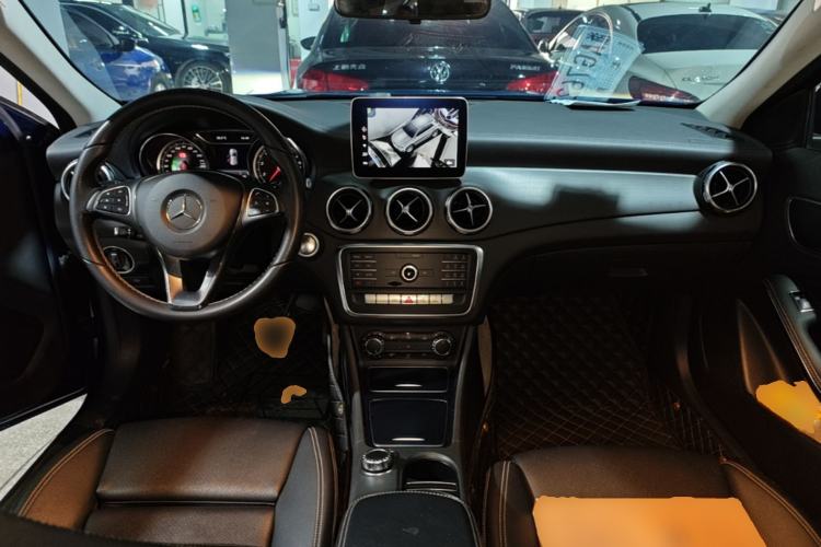 Used Mercedes-Benz GLA 2018 GLA 200 Fashion Model Center Console