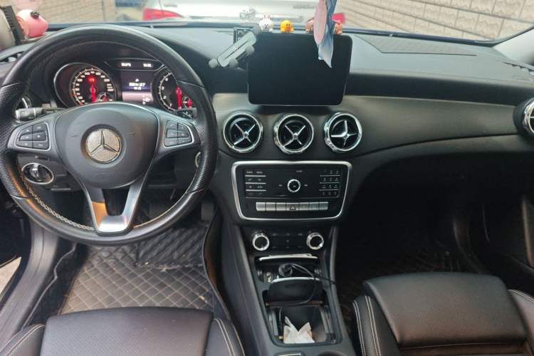 Used Mercedes-Benz GLA 2018 GLA 200 Fashion Model Center Console