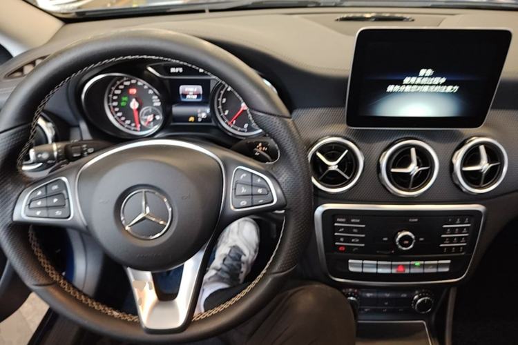 Used Mercedes-Benz GLA 2018 GLA 200 Fashion Model Center Console